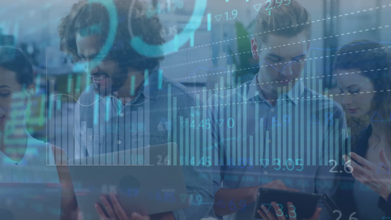 animación del procesamiento de datos financieros sobre diversas personas de negocios que usan computadoras portátiles
