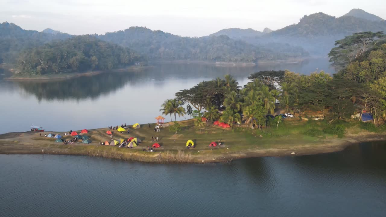 воздушный вид, красивый вид на водохранилище сермо утром между холмами и туристами, лагерящимися на краю водохранилища