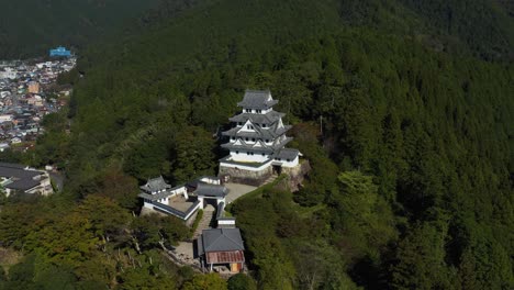 Castillo-De-Gujo-Hachiman,-Toma-Panorámica-Aérea,-Gifu-Japón