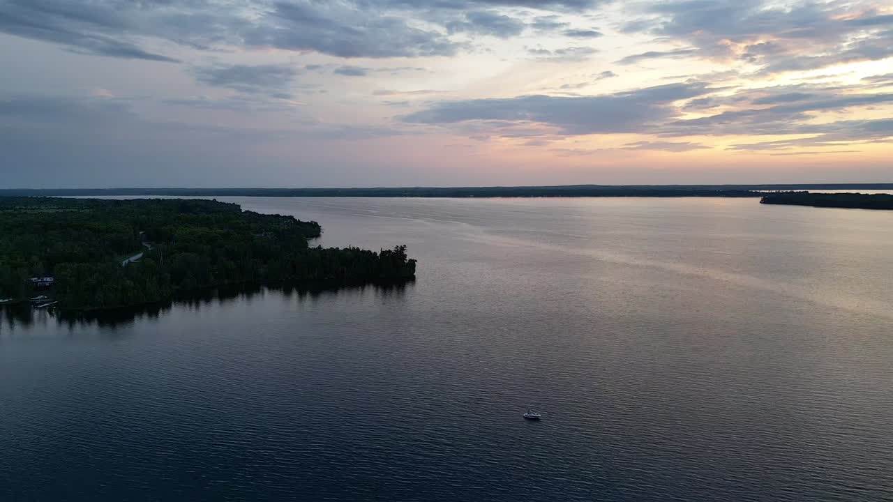 navegando en el tranquilo lago rosseau durante el atardecer en ontario, canadá