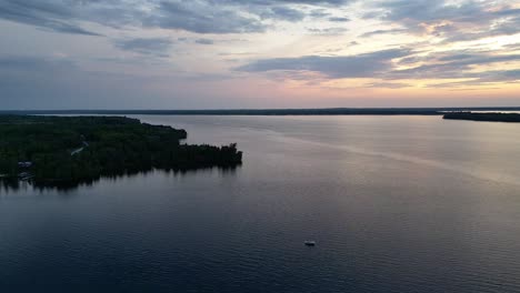 Navegando-Por-El-Tranquilo-Lago-Rosseau-Durante-La-Puesta-De-Sol-En-Ontario,-Canadá