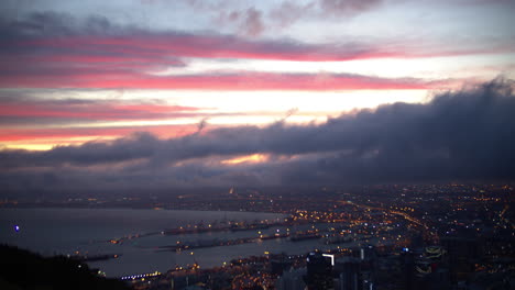 imágenes de drones de 4k de nubes contra un cielo al atardecer