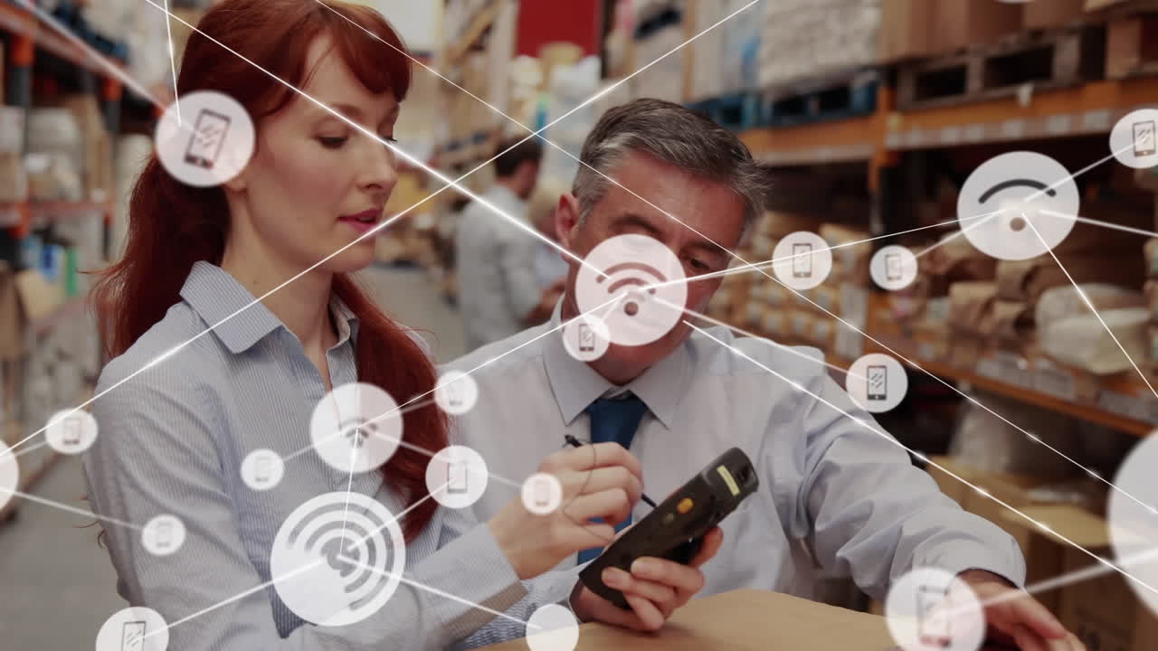 배경에 두 명의 바쁜 인간과 함께 와이파이 수신 아이콘으로 네트워크 연결의 애니메이션