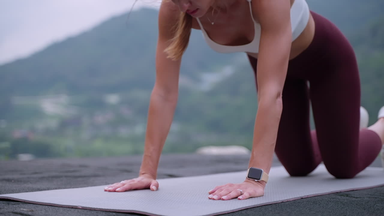 mujer haciendo flexiones al aire libre