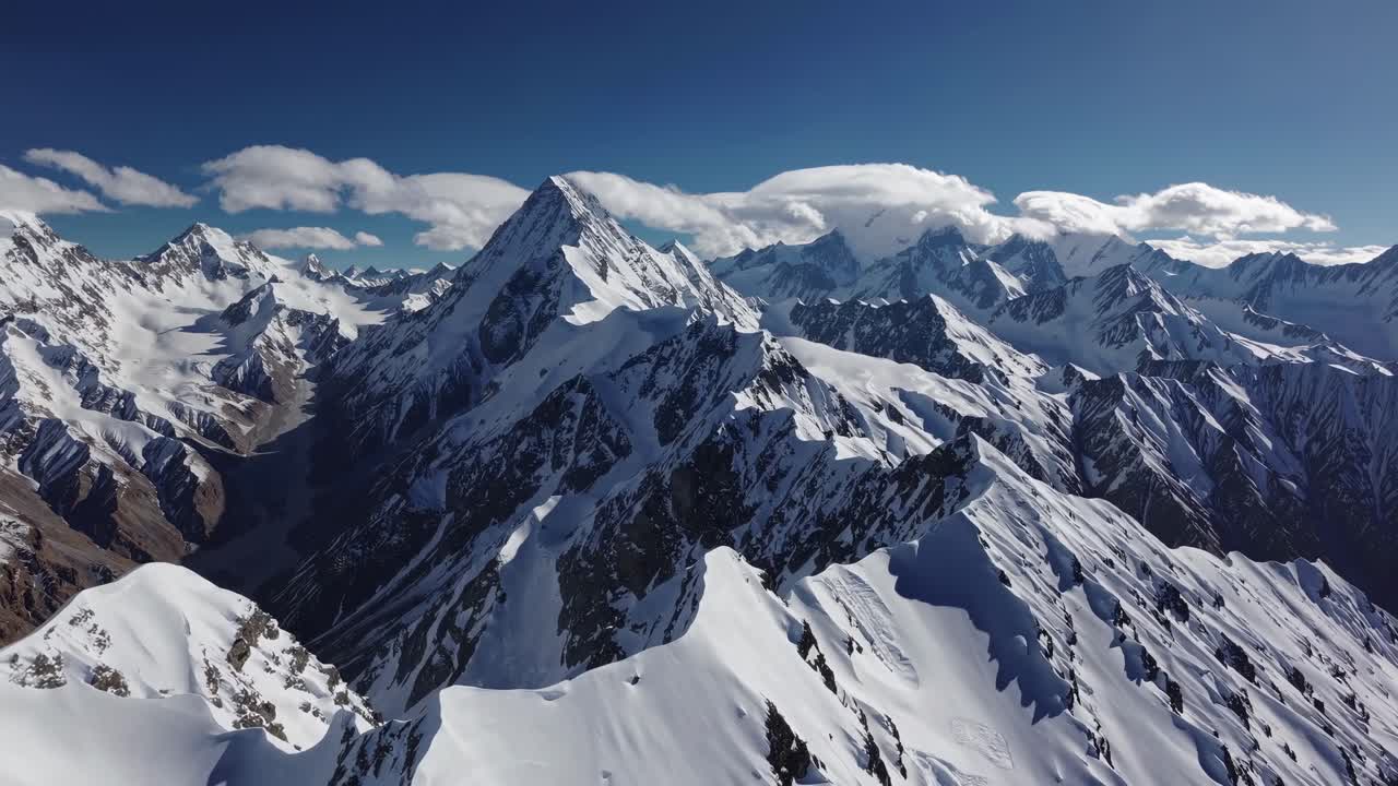 Filmato aereo con drone delle maestose cime innevate e del Monte Everest sull'Himalaya, video