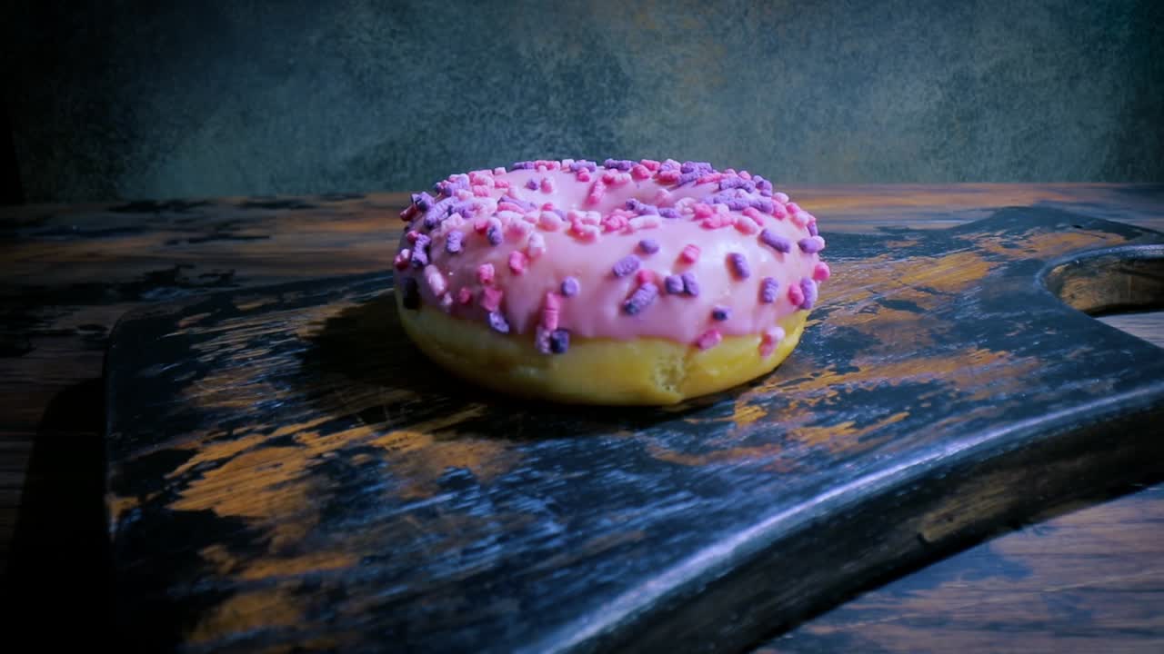 donate primer plano en una vieja mesa de madera de época