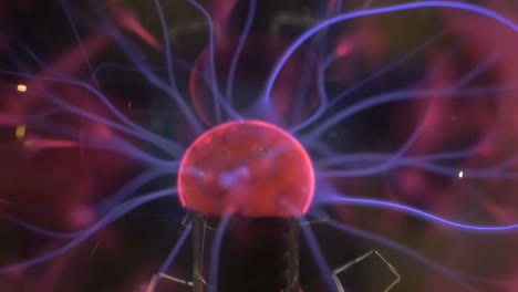 bola 3d abstracta con hilos de luz en movimiento
