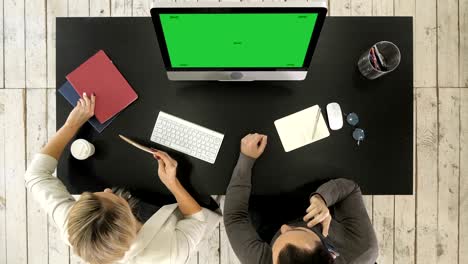 equipo de negocios del proyecto trabajando juntos en la sala de reuniones de la oficina. pantalla verde muestra de maqueta