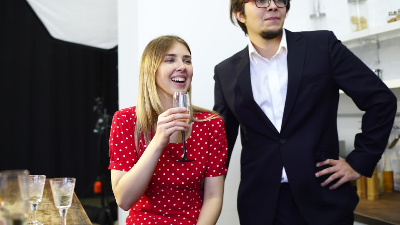 Una pareja celebrando con champán.