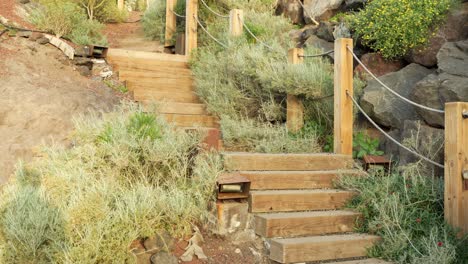 escalera de madera desde la orilla del mar, dinámica de mano
