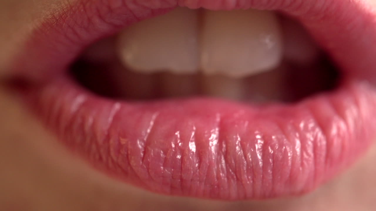boca sensual de una mujer hablando