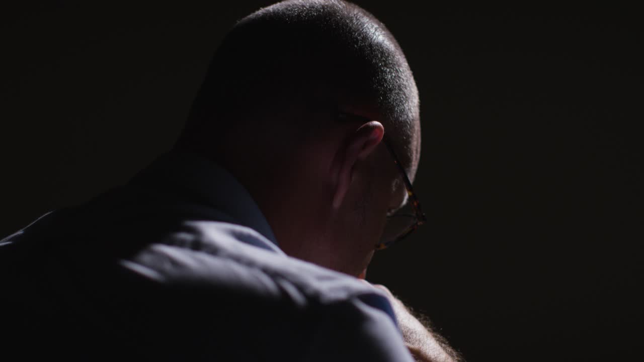 우울증에 걸린 성숙한 남자가 정신 건강에 어려움을 겪고 실시간으로 어 ⁇  속에 앉아 낮은 조명 5