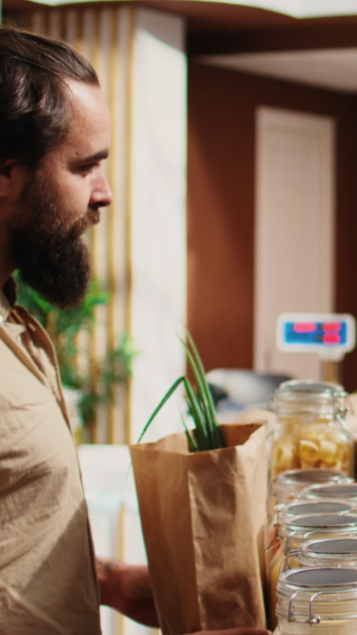 Vídeo vertical: un hombre compra verduras con la ayuda de un vendedor