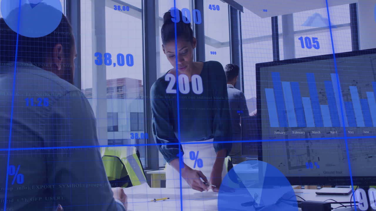 Animation de traitement de données financières sur des collègues diversifiés travaillant au bureau