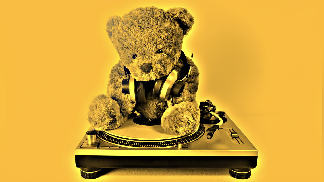 el dj del oso de peluche