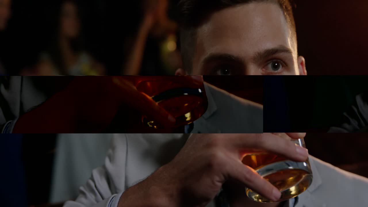 hombre con un vaso de whisky en el bar