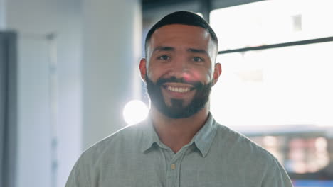 Sonrisa,-Negocios-Y-Rostro-Del-Hombre-En-El-Cargo