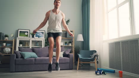 hombre saltando la cuerda en casa