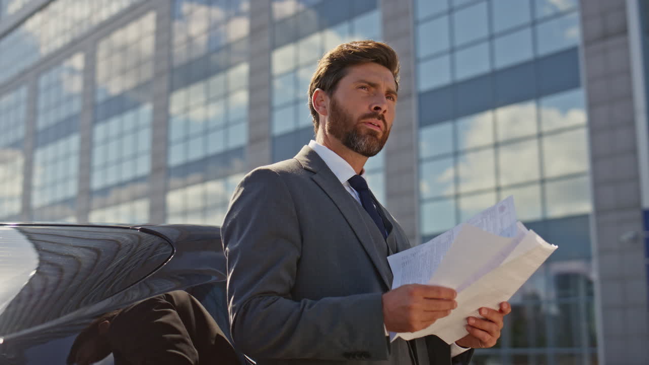 el banquero se centró en los documentos de cerca en la calle. el hombre de negocios serio leyendo