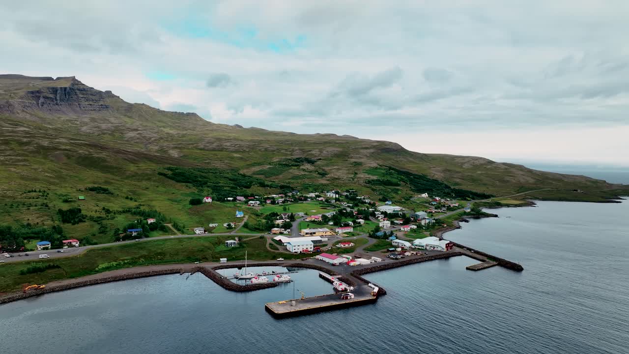 동 아이슬란드 의 스토드바르피오르두르 마을 에 있는 작은 어항