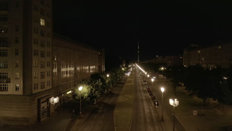 Vista-Aérea-De-La-Calle-Vacía-Karl-marx-allee-En-La-Noche-En-Berlín,-Alemania-Durante-La-Pandemia-Del-Coronavirus-Covid-19