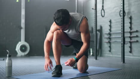 fitness, ejercicio y gimnasio hombre preparar zapatos