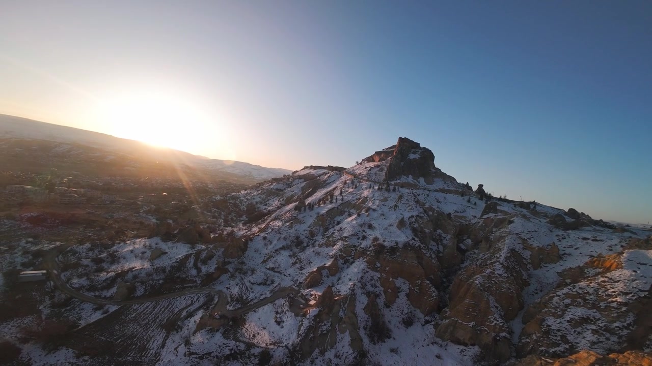 Fortezza del Castello di Uchisar che mostra tunnel difensivi e una posizione strategica con vista sulla Cappadocia a Nevsehir, Turchia