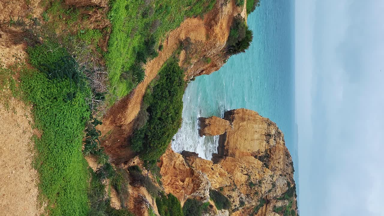 La spiaggia di Almograve con rocce di basalto nero sulla costa dell'Alentejo, Portogallo.