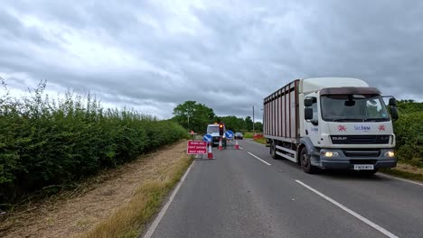 los vehículos navegan por las señales y barreras de las obras de carretera