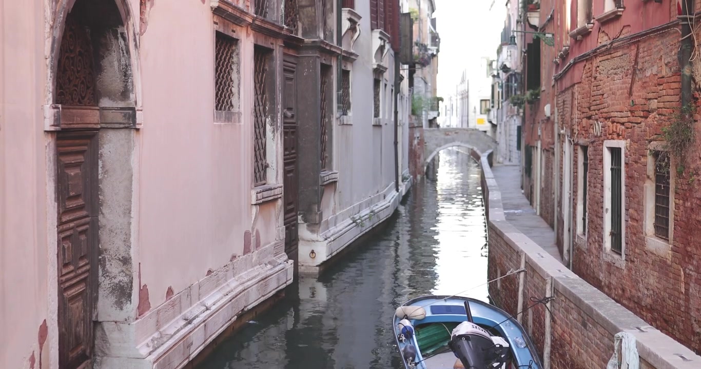 Canal en Venecia entre casas antiguas de colores
