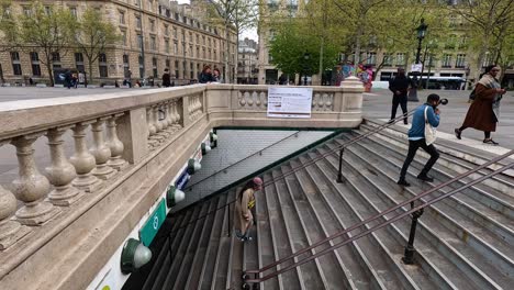 personas subiendo escaleras en parís, francia