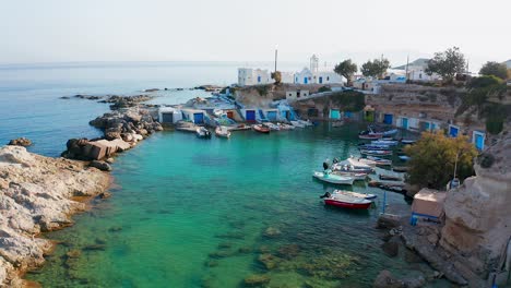 Mandrakia-Pequeño-Puerto-De-Pueblo-Pesquero-Con-Barcos-Lentos-Disparos-De-Drones-Mañana-Tranquila-Isla-De-Milos,-Grecia