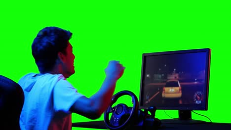 hombre jugador asiático jugando al juego y mirando la pantalla. hombre asiático controlando la consola con joysticks. hombre guapo juego digital de ocio con pantalla verde o fondo de tecla de croma.