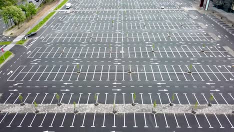 imágenes aéreas de un estacionamiento vacío gigante