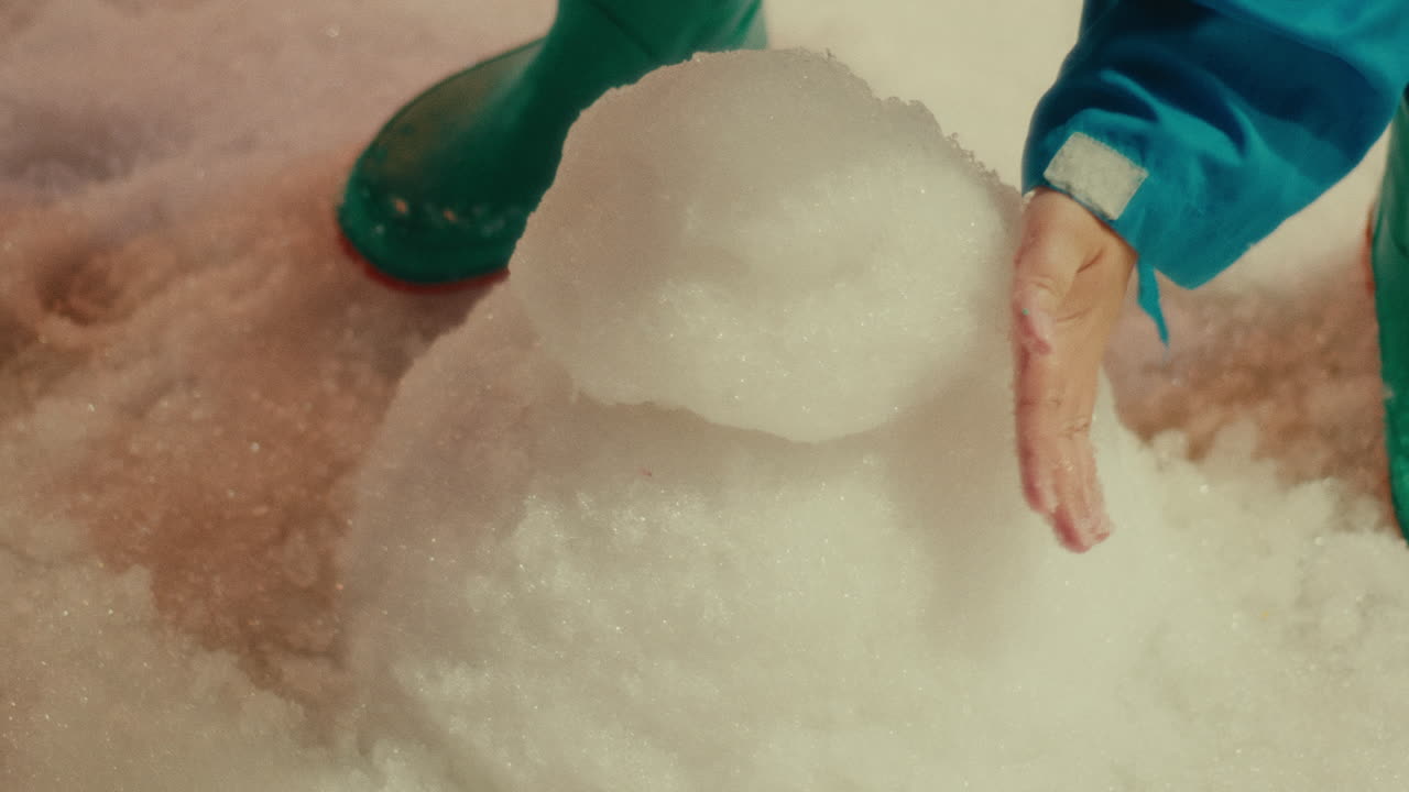 아이스 스노우 인형을 만드는 아이들은 추운 겨울 동안 함께 밖에서 행복하게 놀고, 손은 가까이에서 놀고 있습니다.