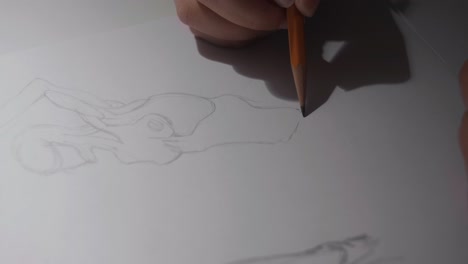 chica dibujando un boceto de anatomía cuerpo de mujer usando un lápiz en su estudio