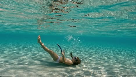 Unterwasserszene-Eines-Rothaarigen-Kleinen-Mädchens,-Das-Auf-Dem-Meeresboden-Des-Klaren-Tropischen-Meerwassers-Einer-Exotischen-Insel-Schwimmt