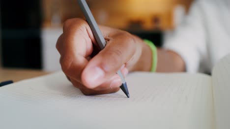 persona que escribe en un cuaderno