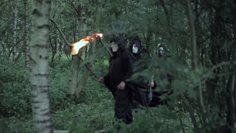 Un-Hombre-Irreconocible-Se-Esconde-De-Un-Culto-De-Malvados-Druidas-Encapuchados-En-El-Bosque-Que-Están-A-Punto-De-Realizar-Un-Ritual-De-Sacrificio