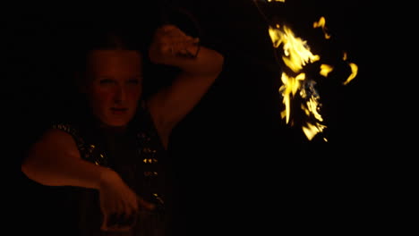 el espectáculo de la bailarina del fuego