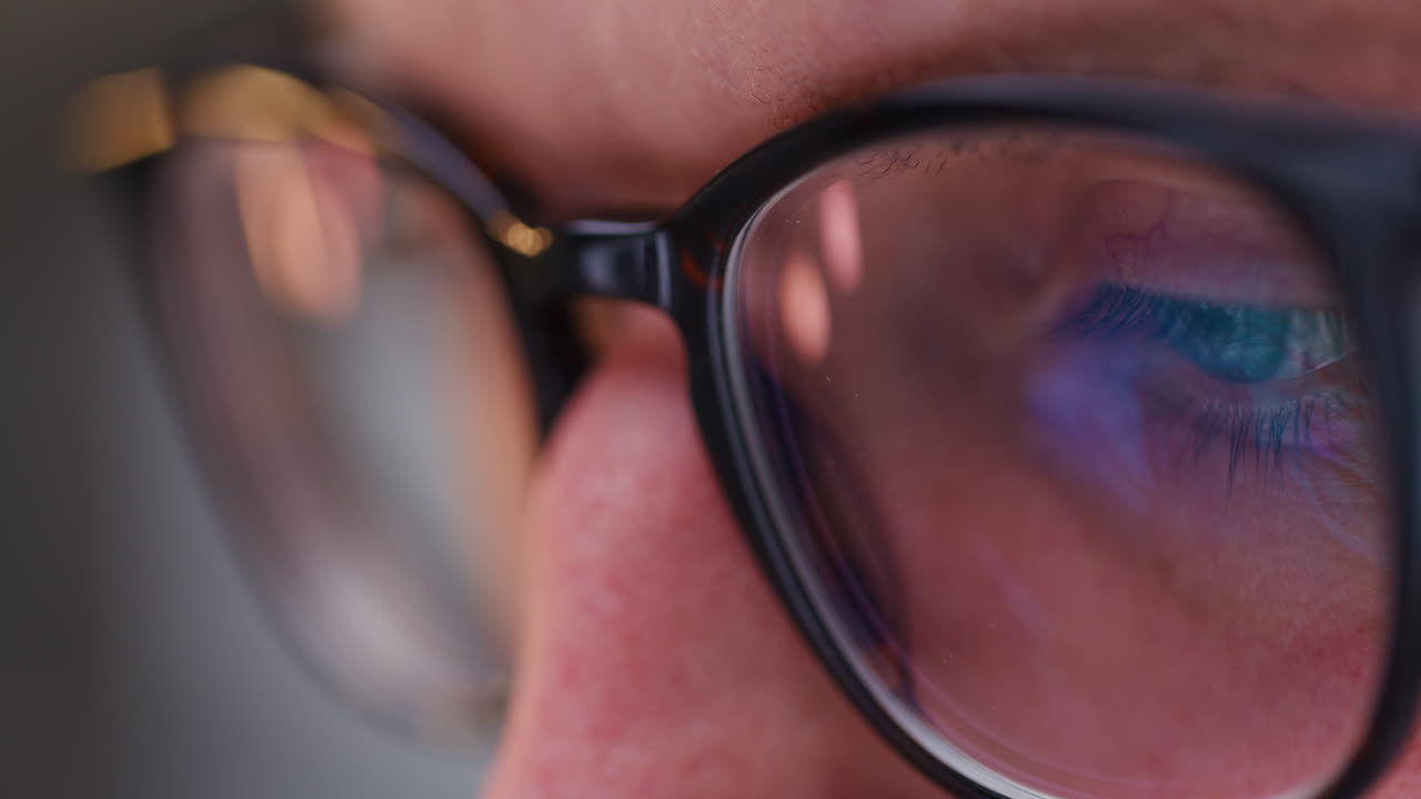 primer plano de los ojos de un hombre con gafas concentrando