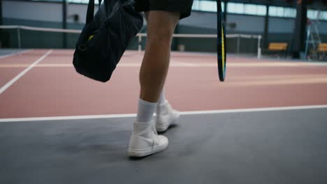 hombre jugando al tenis en el interior