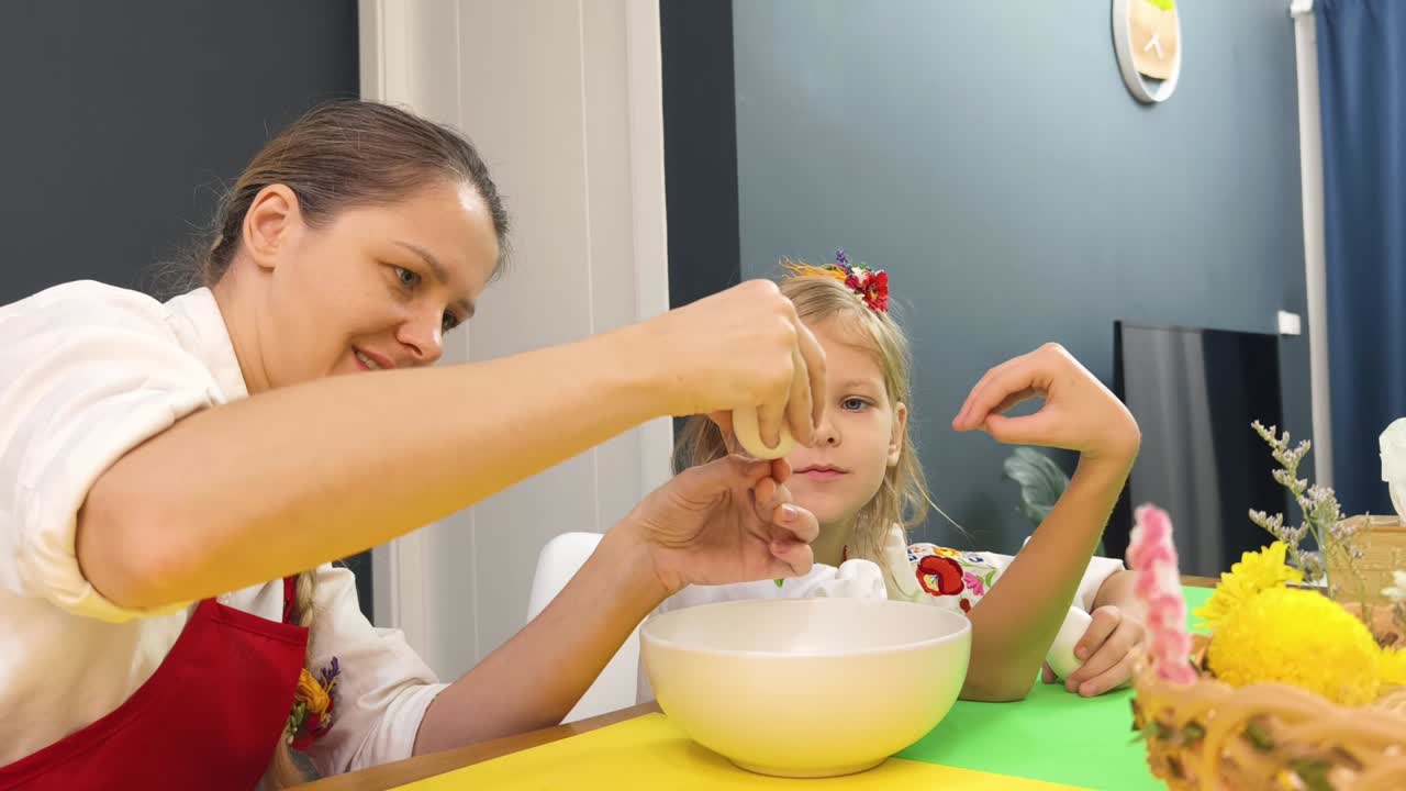 madre e hija cocinando juntos