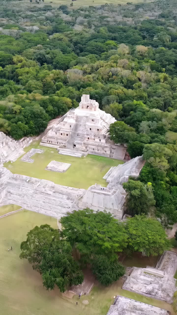 Vista aerea con drone della piramide Maya di Edzná che si erge sopra una fitta foresta tropicale a Campeche, Messico, rivelando antiche rovine mesoamericane circondate da un paesaggio della giungla. Verticale