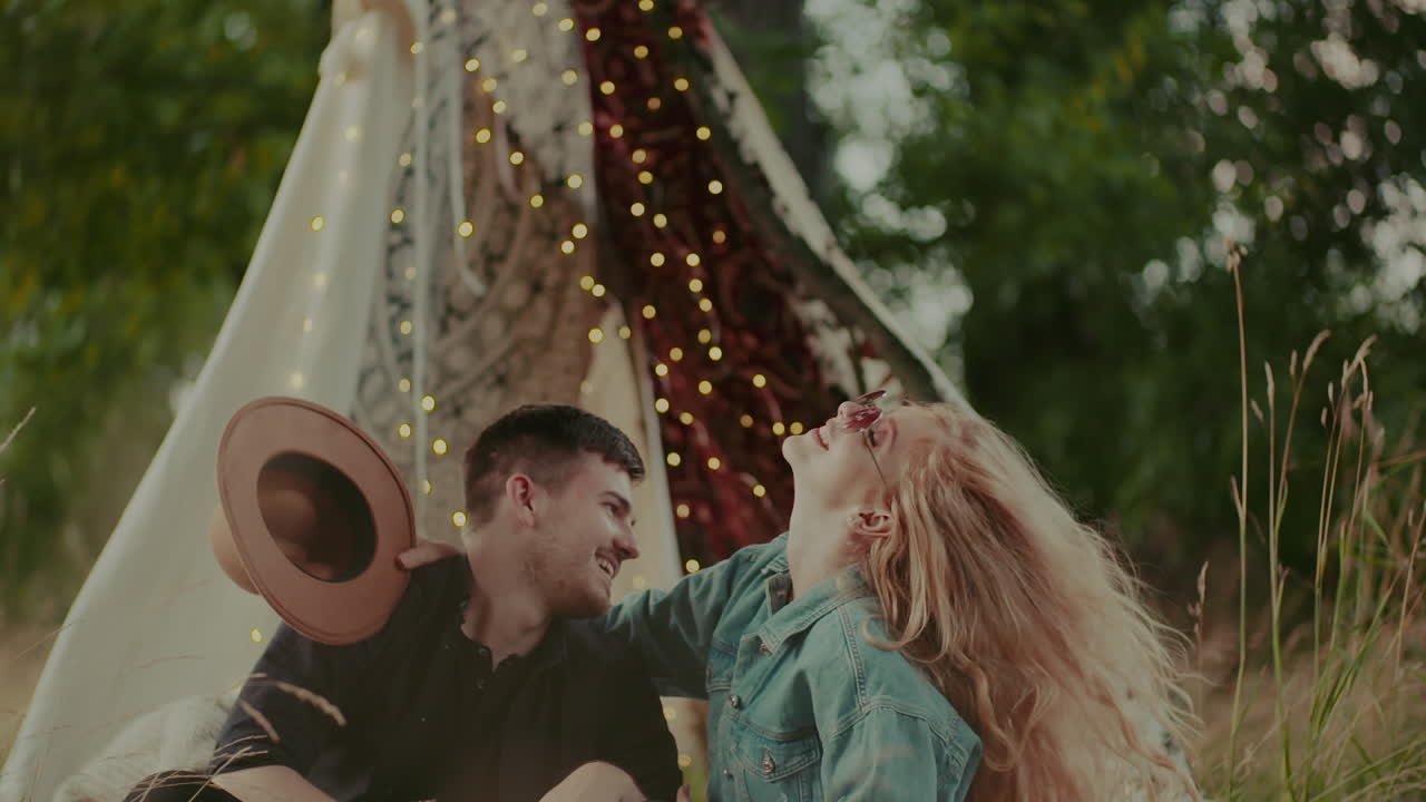 야외에서 포옹하면서 웃고 웃는 현대적인 소박한 커플 7