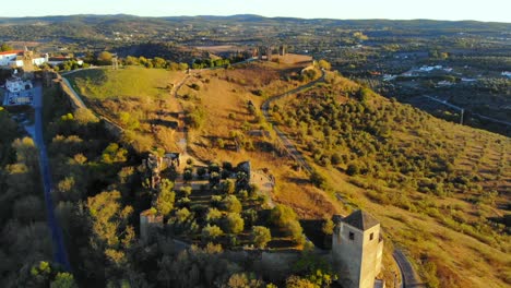 Toma-De-Drone-De-Una-Colina-En-Alentejo,-Portugal.