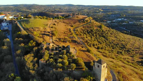 fotografía de un drone de una colina en alentejo, portugal