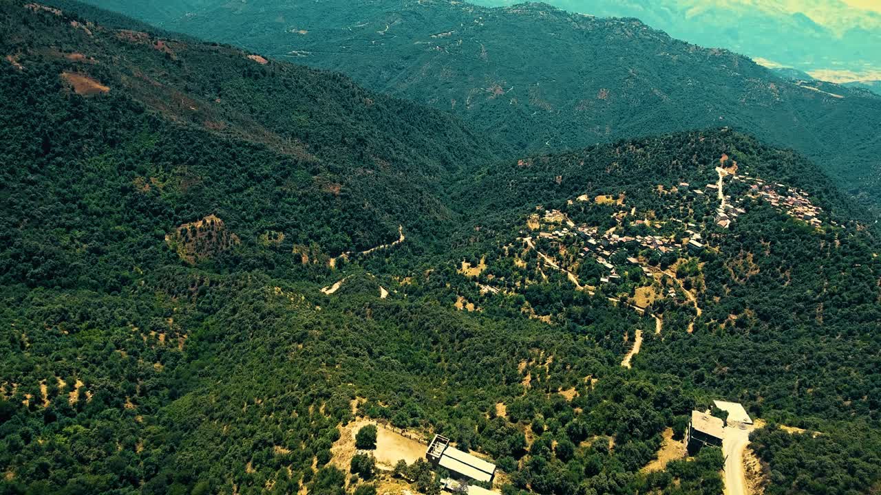 un pueblo bereber en la cima de la montaña en tizi ouezou argelia