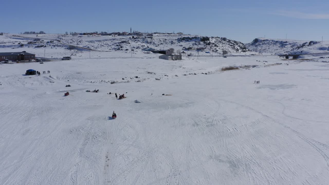 터키 의 얼어붙은 킬디드 호수 에 있는 슬레드 말 차량 의 안테나