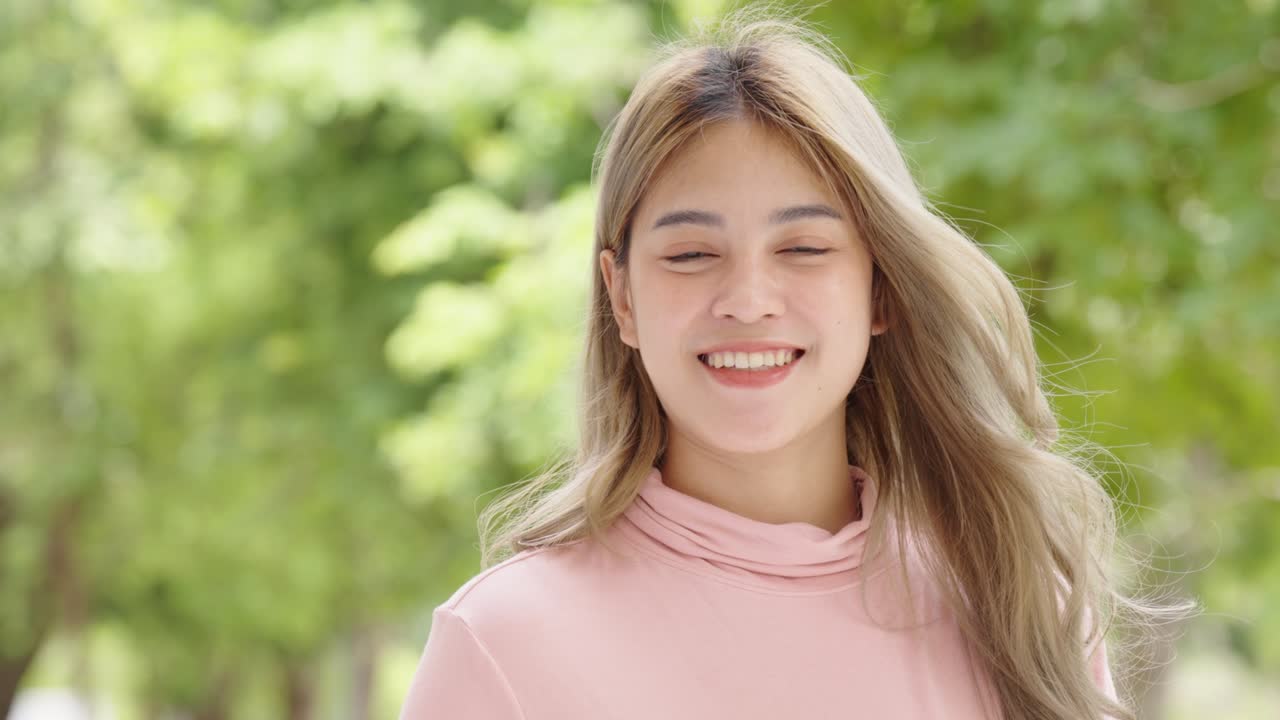 예쁜 아시아 학생이 혼자 서서 미소 짓고 카메라를 바라보는 클로즈업 초상화, 긍정적인 감정 개념